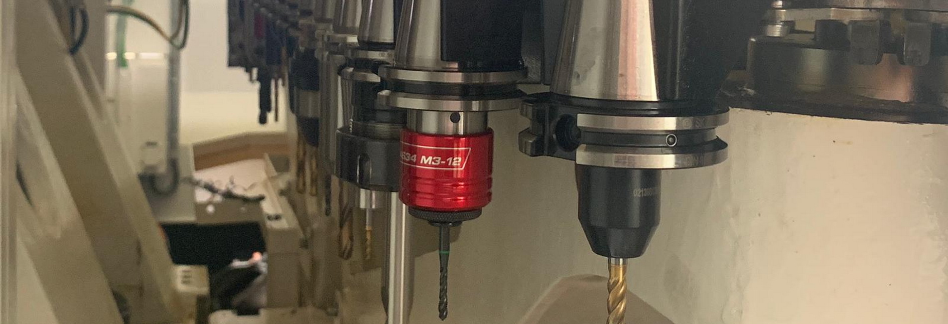 Werkzeuge im Magazin eines CNC-Bearbeitungszentrums