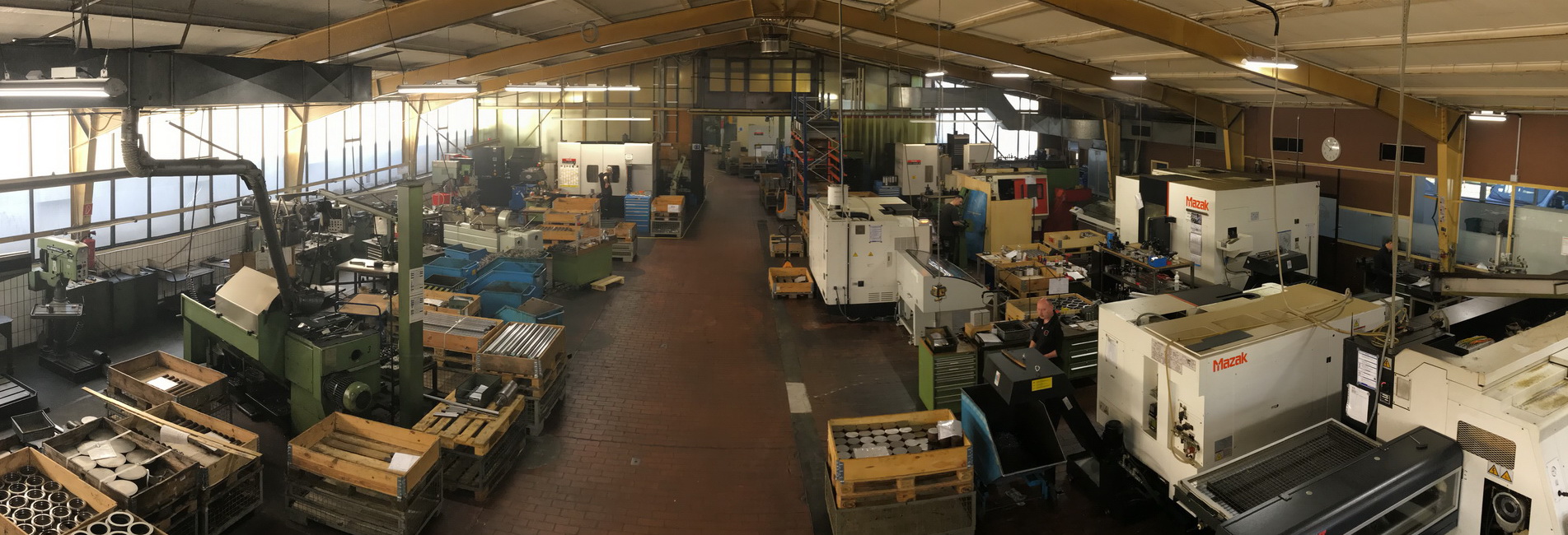 Fertigungshalle mit CNC-Dreh- und Fräsmaschinen